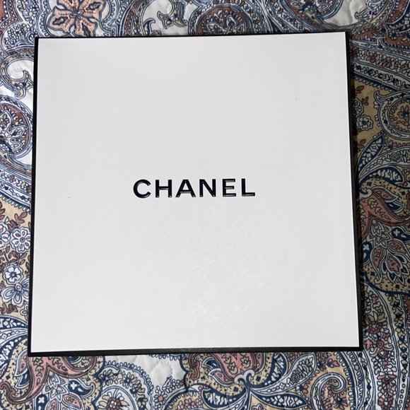 Chanel gift box with tissue 9”x9”x4” - Picture 5 of 9